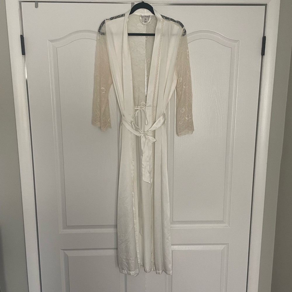 Satin and laces robe